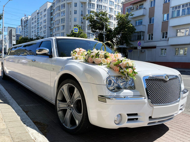 Chrysler_300C_(white)_5